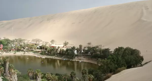 Oasis de Huacachina: dunas, buggy y atardecer �pico... breve, intenso y muy tur�stico.