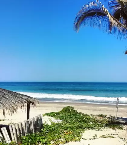 Vichayito: playa amplia, calma total y hoteles frente al mar sin distracciones.
