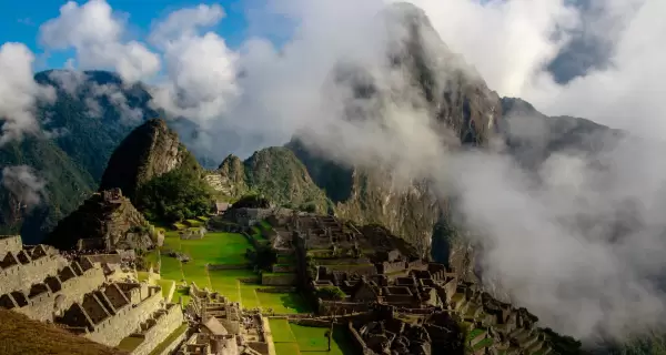 Entre nubes y lluvia, Machu Picchu muestra su lado m�s verde y cambiante.