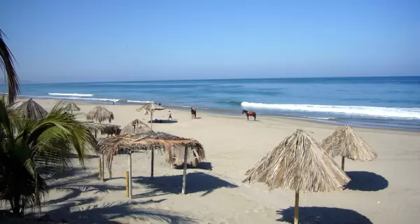 M�ncora: playa activa y social; Vichayito: calma total y descanso frente al mar.