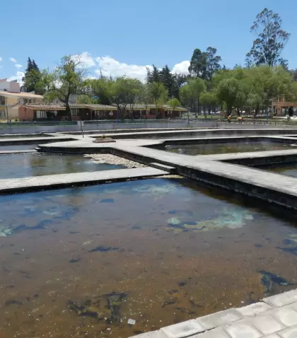 Aguas termales y paisajes verdes: Cajamarca en abril, equilibrio ideal sin multitudes.