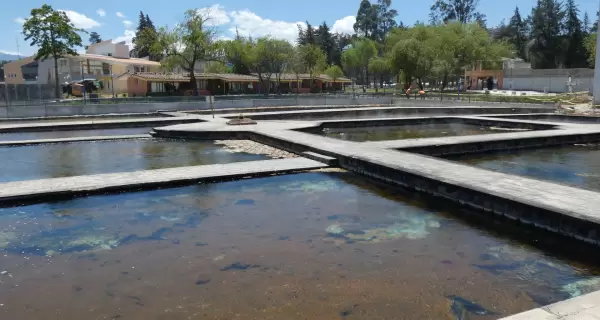 Aguas termales y paisajes verdes: Cajamarca en abril, equilibrio ideal sin multitudes.