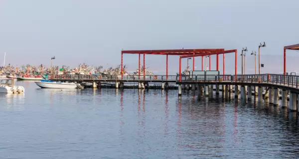 El puerto de Paracas, punto de partida hacia Islas Ballestas y la Reserva Nacional.