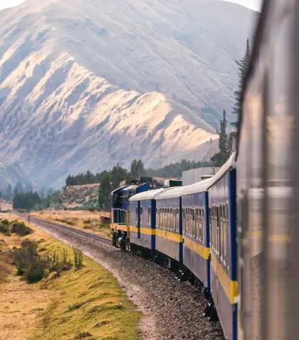 El tren hacia Aguas Calientes, parte inevitable del viaje a Machu Picchu.