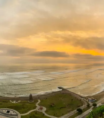 Miraflores al atardecer, uno de los barrios que mejor resume Lima.