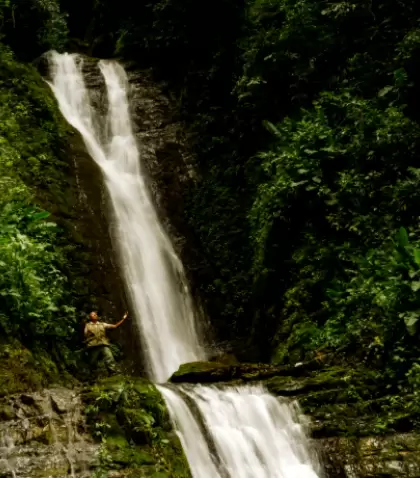 Cascada en la Selva Alta peruana rodeada de naturaleza y bosque h�medo.