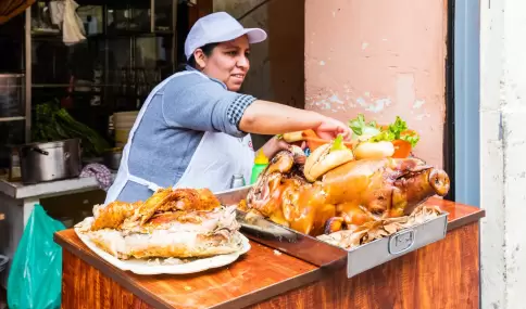 Lima tambi�n se descubre en la calle: anticuchos, picarones y sabores que hacen del viaje algo mucho m�s local.