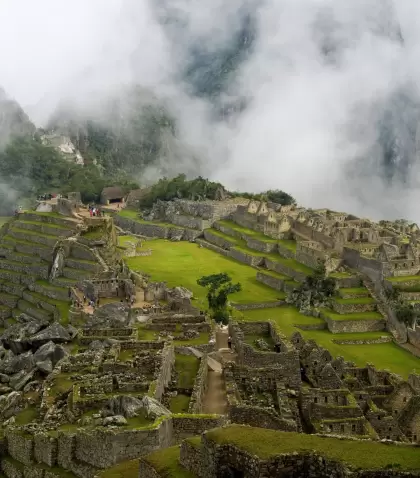 La niebla puede ocultarlo o hacerlo inolvidable: elegir bien el horario cambia la experiencia en Machu Picchu.