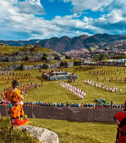 El Inti Raymi atrae miles de visitantes cada junio en Cusco.