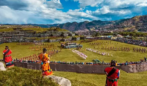 El Inti Raymi atrae miles de visitantes cada junio en Cusco.