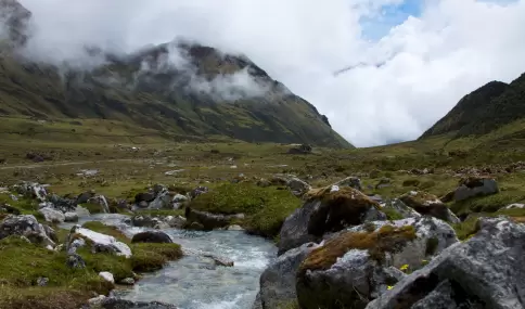 El valle del Salkantay luce especialmente verde tras las lluvias recientes de mayo.