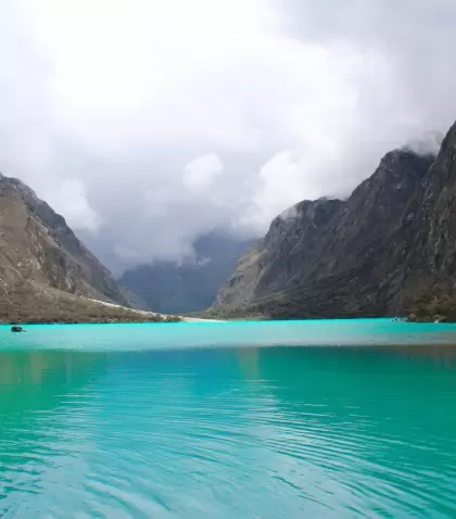 Las lagunas de Llanganuco lucen especialmente intensas cuando mayo trae cielos despejados.
