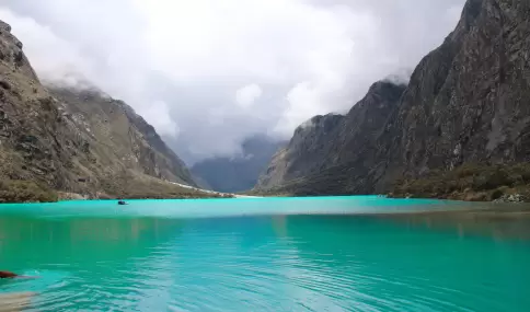 Las lagunas de Llanganuco lucen especialmente intensas cuando mayo trae cielos despejados.