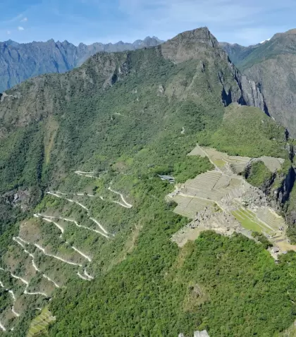 La ciudadela emerge entre monta�as y nubes en una de las mejores �pocas.
