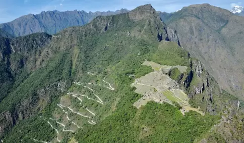 La ciudadela emerge entre monta�as y nubes en una de las mejores �pocas.