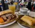 Cuando el cielo gris se instala sobre Lima, los desayunos tradicionales ganan protagonismo con sabores calientes, contundentes y muy locales.