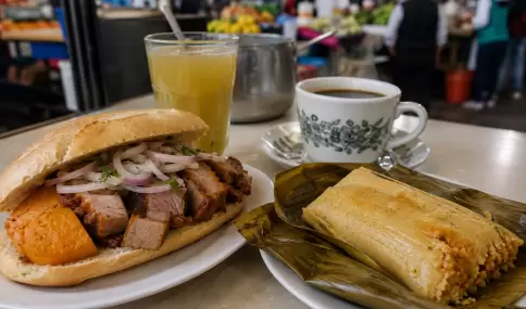 Cuando el cielo gris se instala sobre Lima, los desayunos tradicionales ganan protagonismo con sabores calientes, contundentes y muy locales.