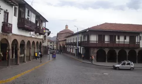 Entre iglesias coloniales, plazas hist�ricas y calles empedradas, Cusco ofrece una pausa ideal antes de la experiencia de Machu Picchu.