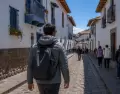 Al caminar por Cusco en junio, vestirse por capas permite adaptarse al sol del d�a y al fr�o que llega apenas cae la tarde.