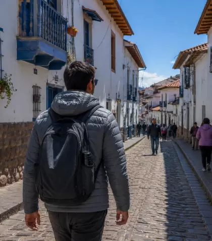 Al caminar por Cusco en junio, vestirse por capas permite adaptarse al sol del d�a y al fr�o que llega apenas cae la tarde.