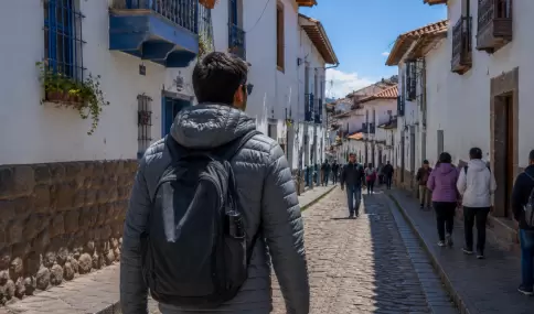 Al caminar por Cusco en junio, vestirse por capas permite adaptarse al sol del d�a y al fr�o que llega apenas cae la tarde.