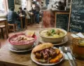 Mesa lime�a de invierno con caldo de gallina, sopa criolla, pan con chicharr�n y una taza de emoliente.