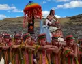 Inti Raymi, con danzantes, trajes andinos y ambiente de junio.