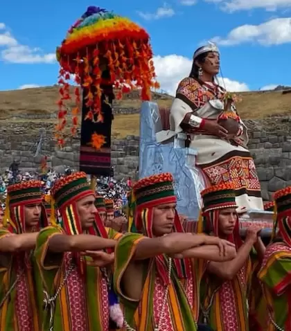 Inti Raymi, con danzantes, trajes andinos y ambiente de junio.