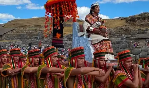 Inti Raymi, con danzantes, trajes andinos y ambiente de junio.