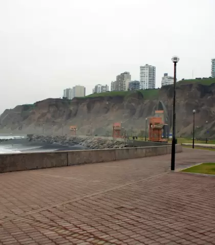 Julio transforma Lima en una ciudad h�meda, gris y muy urbana.