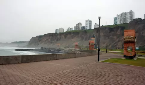 Julio transforma Lima en una ciudad h�meda, gris y muy urbana.