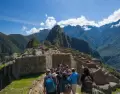Visitantes recorriendo Machu Picchu en temporada seca, con monta�as despejadas y luz de julio.