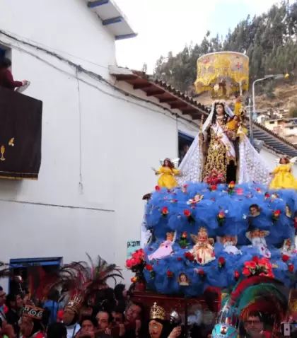 Calle de Paucartambo durante la Virgen del Carmen.