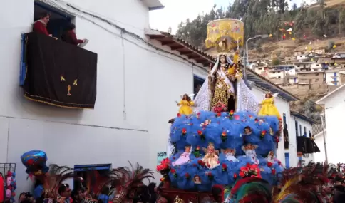 Calle de Paucartambo durante la Virgen del Carmen.