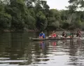 Bote navegando por un r�o amaz�nico.