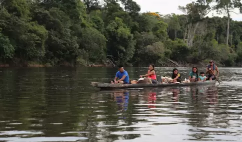 Bote navegando por un r�o amaz�nico.