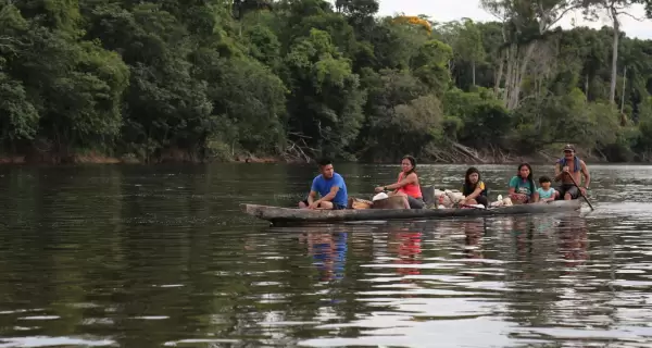 Bote navegando por un r�o amaz�nico.