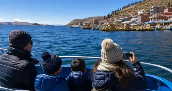 Viajeros abrigados navegando por el Lago Titicaca en julio-