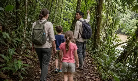 Familia con ni�os caminando por un sendero suave de selva peruana.