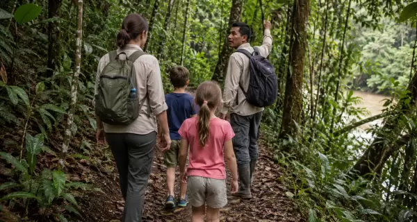 Familia con ni�os caminando por un sendero suave de selva peruana.