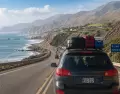Auto saliendo desde Lima hacia una escapada costera.